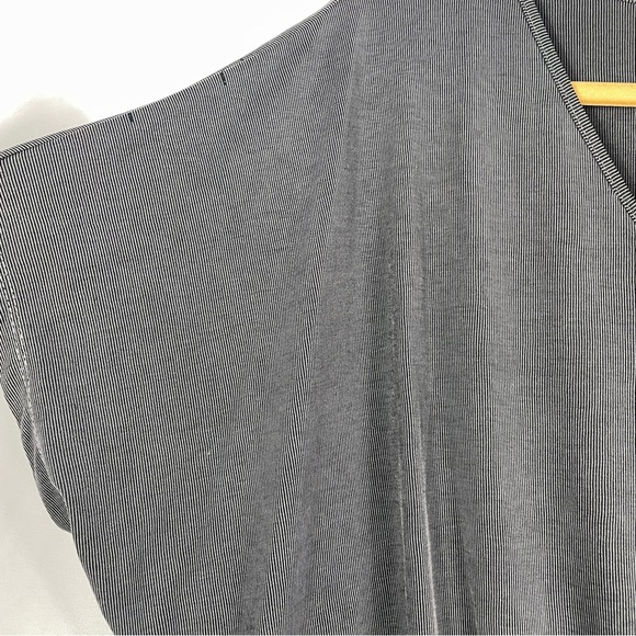 Umgee Short Sleeve V Neck Top - Picture 7 of 9